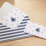 Carte cadeau Petit Bateau dans son enveloppe à rayures
