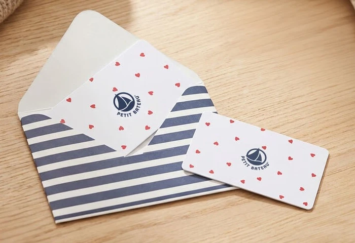 Carte cadeau Petit Bateau dans son enveloppe à rayures