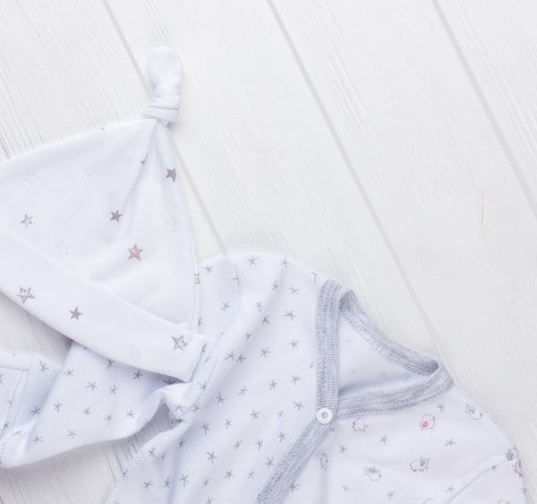 Newborn romper en mutsje met geborduurde naam van HEMA